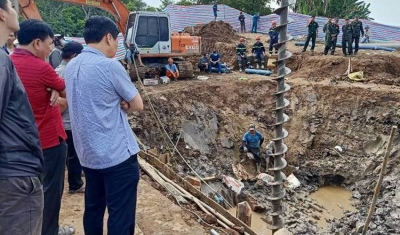 Socorristas tentam salvar menino de 10 anos que caiu em buraco de 35 metros no Vietnã