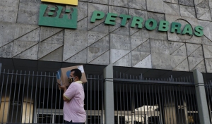 Petrobras reduz preço da gasolina em 4,66% para distribuidoras