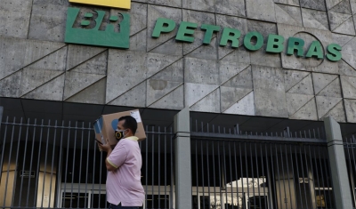 Petrobras reduz preço da gasolina em 4,66% para distribuidoras