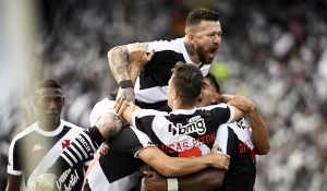 Em dia de homenagens a Dinamite, Vasco bate o Grêmio e estreia com vitória