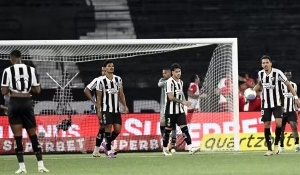 Athletico joga melhor, mas Botafogo marca no fim e mantém liderança do Brasileirão