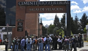 Apoiadores de Villavicencio se unem do lado de fora de cemitério enquanto aguardam pelo velório