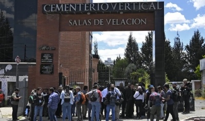 Apoiadores de Villavicencio se unem do lado de fora de cemitério enquanto aguardam pelo velório