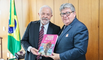 João Azevêdo discute parcerias e entrega exemplar de revista com realizações de seu primeiro mandato a Lula