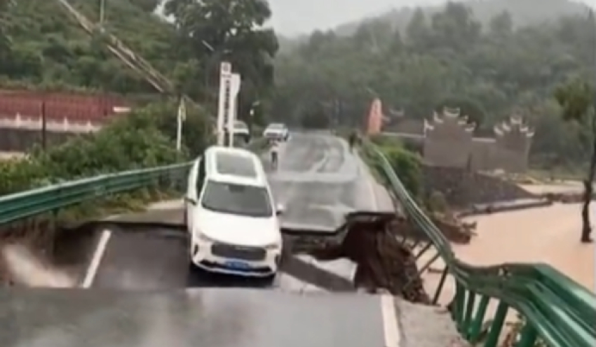 Ponte cede, e carro é levado pela correnteza em meio a enchente na China