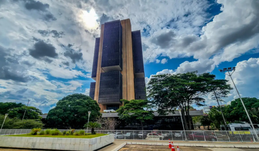 Juros pressionam a dívida mais que gastos públicos, dizem economistas