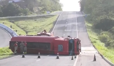 Caminhão que transportava combustível tomba na BR-230, na Paraíba