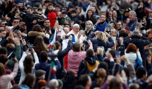 Papa defende igualdade para mulheres, mas descarta sacerdócio feminino