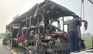 Batida entre ônibus e caminhão de leite deixa 18 mortos na Índia