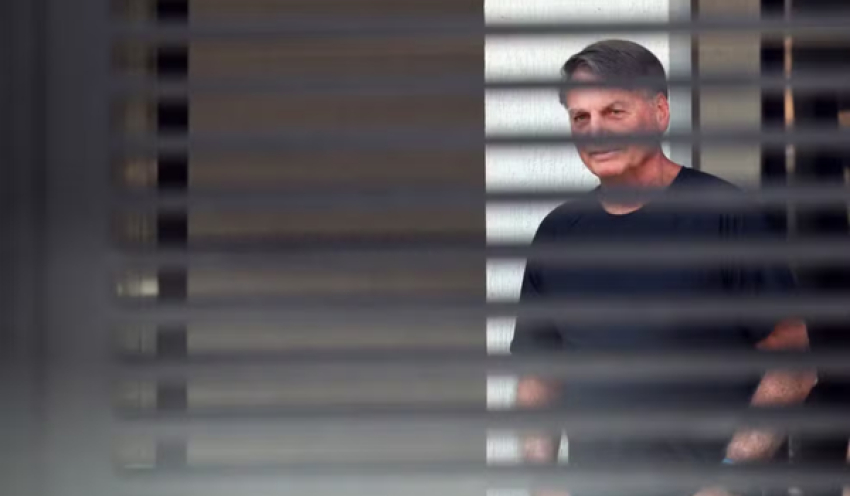 Moraes mantém prisão domiciliar de Bolsonaro e suspende visitas 'político-eleitorais' até o fim das eleições
