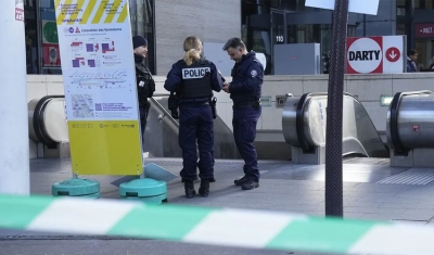 Polícia da França atira contra mulher vestida com vestes islâmicas no metrô de Paris