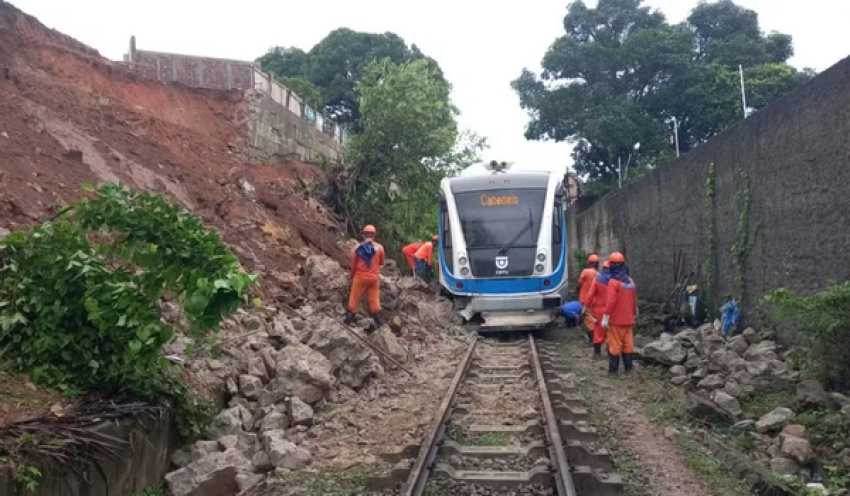 Queda de barreira em João Pessoa interrompe parcialmente a circulação de trens urbanos