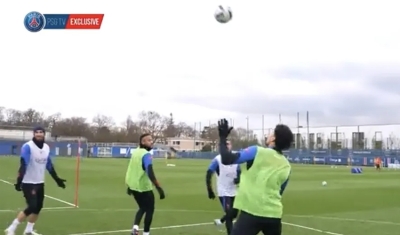 Neymar mostra talento ao lado de Marquinhos em treino do PSG