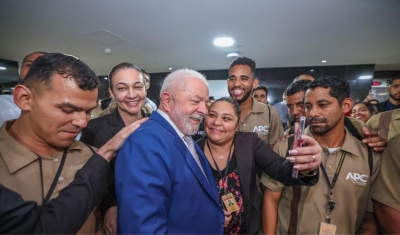 Lula agradece funcionários por limpeza do Planalto