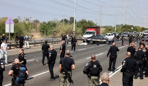 Homem armado mata policial e deixa mais 4 feridos após abrir fogo contra carros em rodovia de Israel