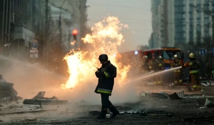 Rússia ataca capital da Ucrânia com mísseis e atinge prédios; 1 pessoa morreu