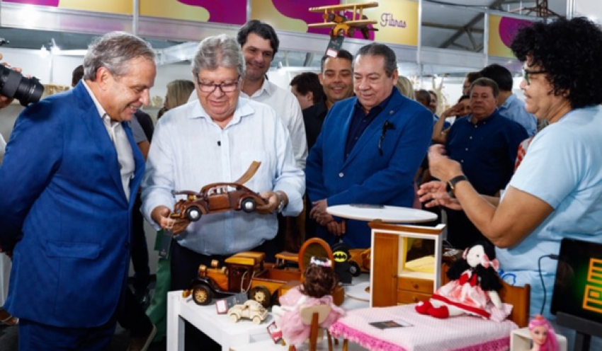 João Azevêdo participa de assinaturas de concessão de microcrédito a artesãos no Salão do Artesanato Paraibano