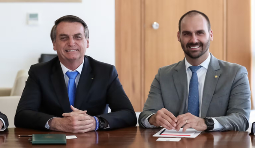 Moraes cobra parecer da PGR sobre incluir Bolsonaro e Flávio em investigação contra Eduardo
