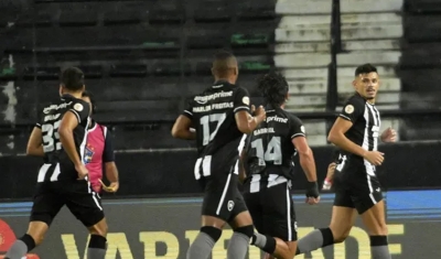 Com direito a olé, Botafogo atropela o Corinthians, segue 100% no Brasileirão e reassume a liderança