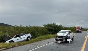Homem morre após carro derrapar na pista e ser atingido por outro veículo no Sertão da Paraíba