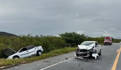 Homem morre após carro derrapar na pista e ser atingido por outro veículo no Sertão da Paraíba