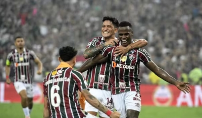 Com dois de Arias, Fluminense bate a LDU e conquista Recopa Sul-Americana no Maracanã