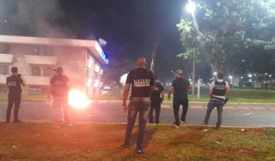 Depois de manifestantes atearem fogo em carros e ônibus, polícia fecha Esplanada dos Ministérios