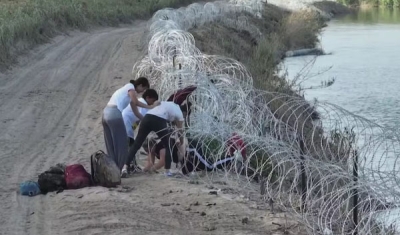 Governador do Texas assina pacote de leis para prender imigrantes ilegais