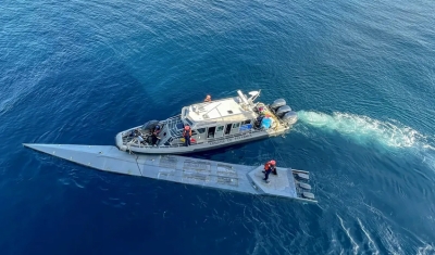 Vídeo mostra submarino com toneladas de drogas sendo apreendido pela Marinha da Colômbia; dois corpos foram encontrados