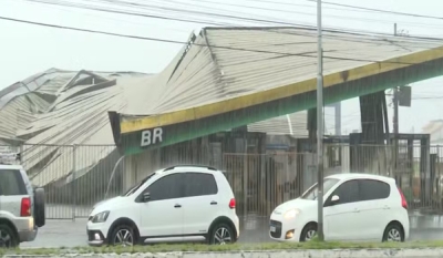 Fortes chuvas derrubam teto de posto de combustível em João Pessoa e provocam alagamentos