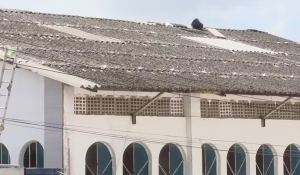 Homem morre após cair do telhado de igreja ao fazer reparos em goteiras, em João Pessoa