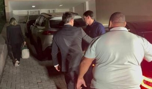 Com tornozeleira eletrônica, ex-ministro Anderson Torres volta para casa depois de deixar prisão