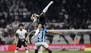 Grêmio fica na frente do placar duas vezes, mas Corinthians busca empate em jogo com polêmica