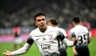 Corinthians bate o Vitória nos acréscimos e volta a vencer após nove rodadas