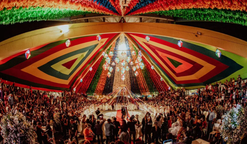 Casamento coletivo com mais de 90 casais acontece na Pirâmide do Parque do Povo neste Dia dos Namorados