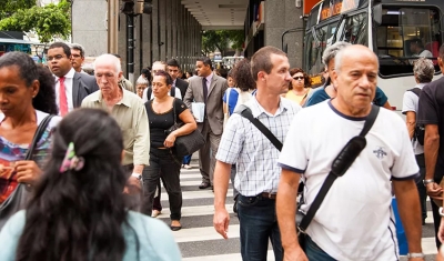 Expectativa de vida do brasileiro sobe de 76,8 para 77 anos