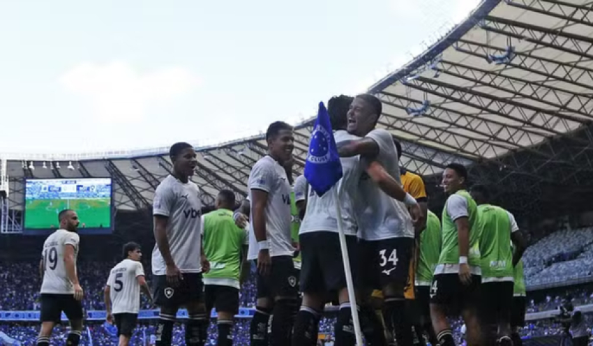 Botafogo vence o Cruzeiro no Mineirão e cola na briga pela Libertadores