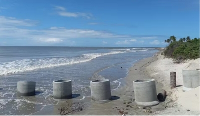 Mar de Lucena, na PB, aparece com cor escura e mau cheiro