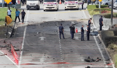 Jato particular cai em cima de um carro e uma moto na Malásia e mata 10