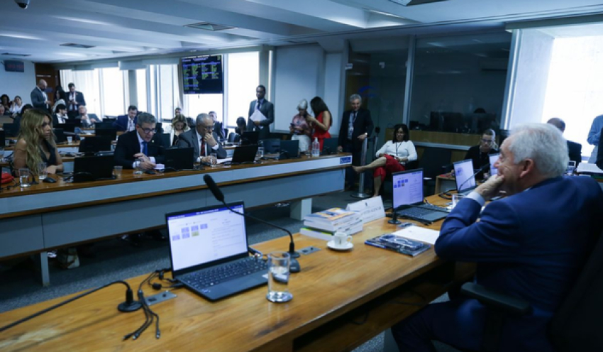 Senadores discutem ritmo de tramitação da PEC do fim da escala 6x1
