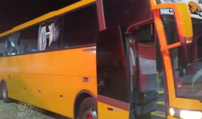 Torcedores do Nacional de Patos ficam feridos após ônibus ser apedrejado na BR-230, na PB