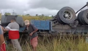 Motorista fica preso às ferragens após caminhão com ração tombar em rodovia da Paraíba