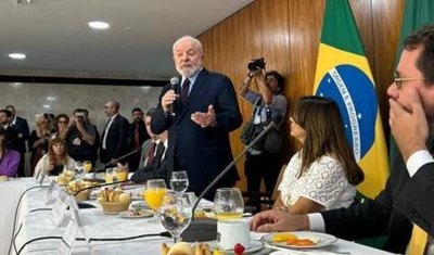 Lula promete mais especialistas no SUS e bolsa para combater evasão escolar