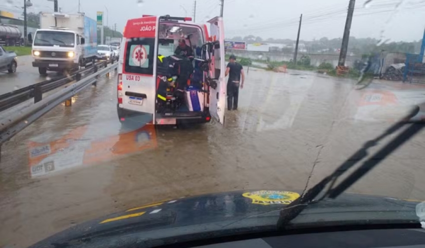 Acidente ente moto e caminhão deixa uma pessoa ferida, na BR-101