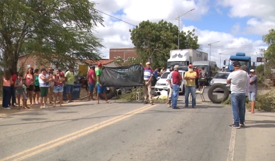 Moradores interditam PB-138 em protesto pela falta de água na zona rural de Campina Grande