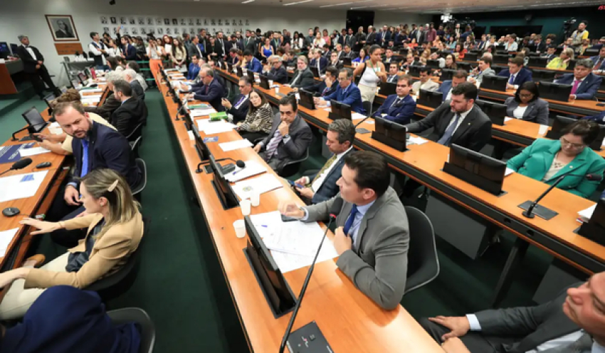 CCJ da Câmara retoma análise do fim da escala 6x1 nesta quarta