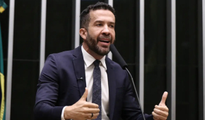 Deputado André Janones é internado com arritmia em São Paulo