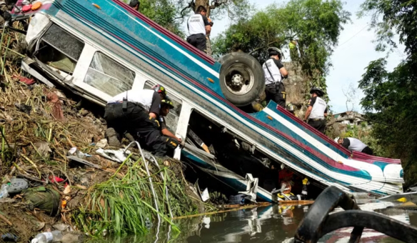 Queda de ônibus em barranco deixa 51 mortos na Guatemala