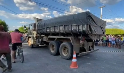 Criança morre, e mãe e prima ficam feridas em acidente entre moto e caminhão em Sousa, PB