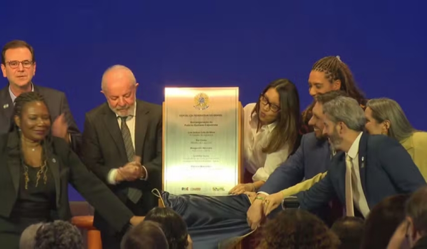 'Democracia está capengando', mas segue firme, diz Lula em evento com artistas no RJ